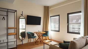 Komfort Suite mit Schlafsofa | Wohnbereich | 50-Zoll-Flachbildfernseher mit Kabelempfang