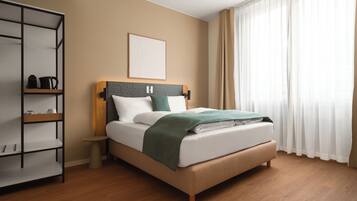 Queen Room (barrier free) | Individually decorated, individually furnished, desk, laptop workspace