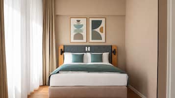Queen Room | Desk, laptop workspace, blackout drapes, WiFi (free)