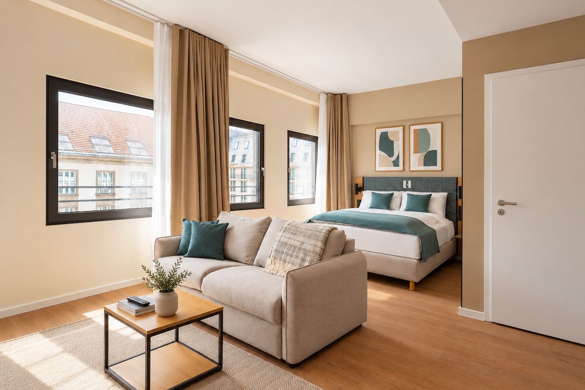 Comfort Suite with sofa bed | Meja kerja, ruang kerja ramah laptop, dan tirai kedap cahaya