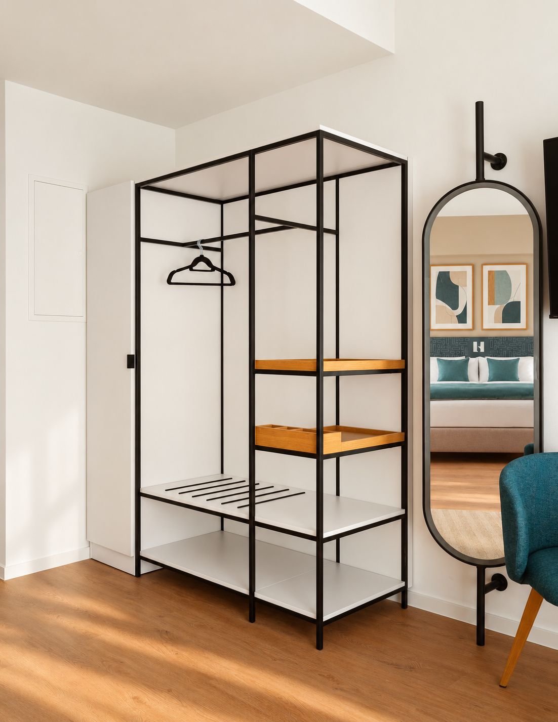 Una habitación con un armario metálico negro, un banco de madera y un espejo en la pared.