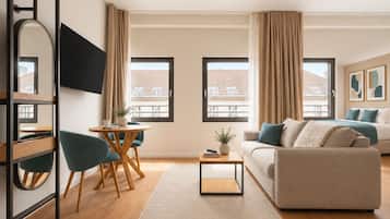 Comfort Suite with sofa bed | Escritorio, espacio para trabajar con un portátil, cortinas opacas