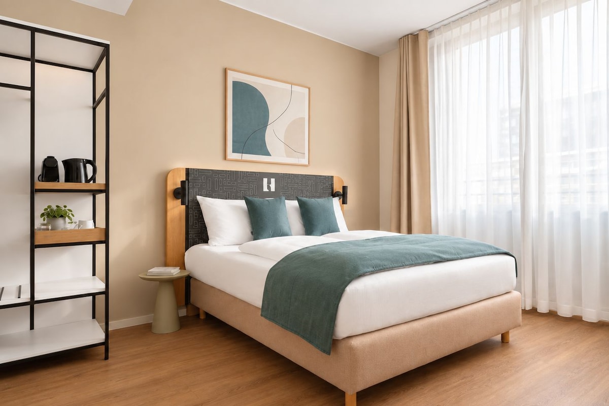Queen Room (barrier free) | Meja kerja, ruang kerja ramah laptop, dan tirai kedap cahaya