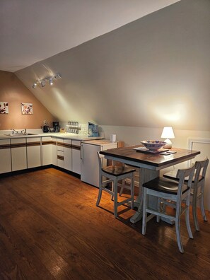 Dining - Beautuful, private studio apartment with access to hiking trails, kayaks, bikes. (Old Lyme)