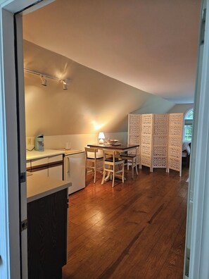 Interior - Beautuful, private studio apartment with access to hiking trails, kayaks, bikes. (Old Lyme)