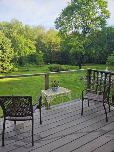 Beautuful, private studio apartment with access to hiking trails, kayaks, bikes.