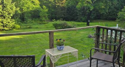 Beautuful, private studio apartment with access to hiking trails, kayaks, bikes.