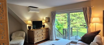 Beautuful, private studio apartment with access to hiking trails, kayaks, bikes.