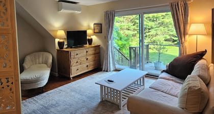 Beautuful, private studio apartment with access to hiking trails, kayaks, bikes.