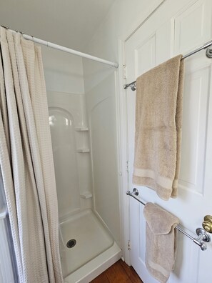 Shower, hair dryer, towels, soap - Beautuful, private studio apartment with access to hiking trails, kayaks, bikes. (Old Lyme)