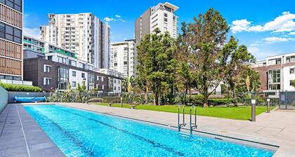 Lake View 3BR Close to City, Airport, Parking