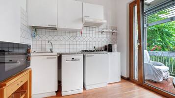 Kühlschrank, Mikrowelle, Herdplatte, Geschirrspüler