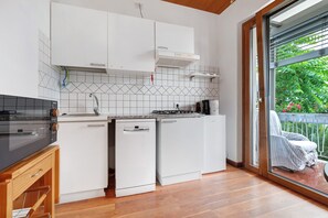Fridge, microwave, stovetop, dishwasher