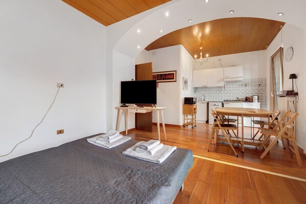 Iron/ironing board, WiFi, bed sheets