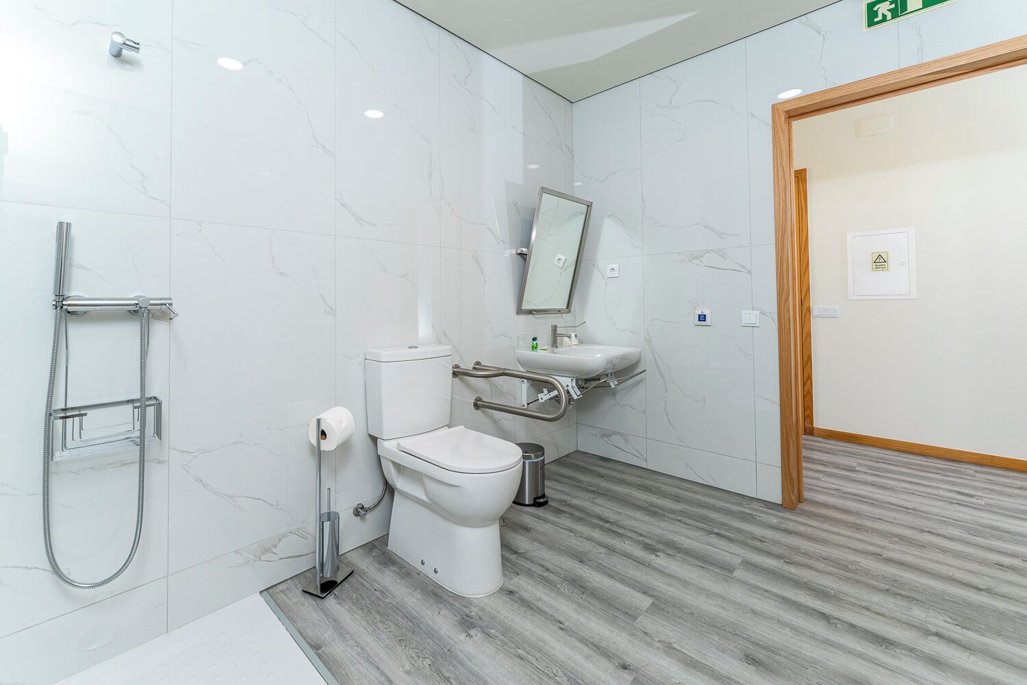Un baño moderno con inodoro, bidé y lavamanos.