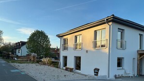 A two-story building with a white facade, multiple windows, and a balcony. - Apartment 'Hedwig Und Anna' with Balcony and Wi-Fi (Zapfendorf)
