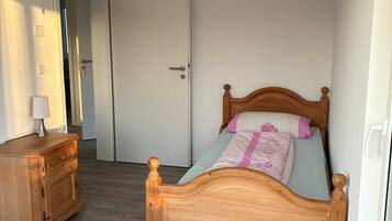 Tabla de planchar con plancha, wifi y ropa de cama