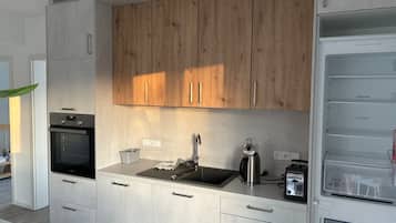 Frigorifero, microonde, forno, piano cottura