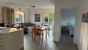 A modern interior with a kitchen, dining area, and living room. - Apartment 'Hedwig Und Anna' with Balcony and Wi-Fi (Zapfendorf)