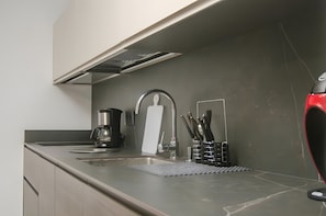 Fridge, microwave, coffee/tea maker, electric kettle - Casa Mirlo – Peaceful Garden Retreat in Nazaret, Central Lanzarote (Nazaret)