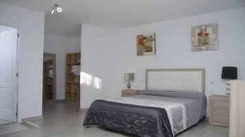 Tabla de planchar con plancha, wifi, ropa de cama