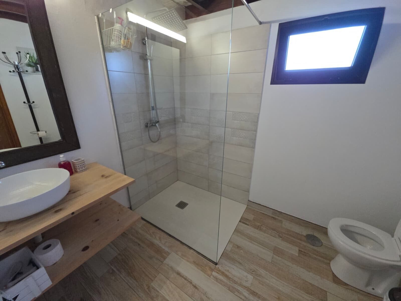 Een douche, een haardroger, handdoeken