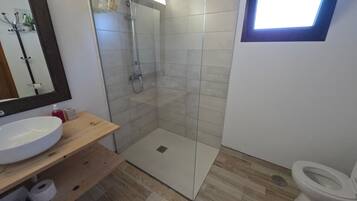 Een douche, een haardroger, handdoeken