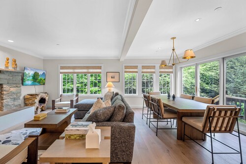 Topnotch Luxury Retreat | Sleeps 12 • Pet Friendly • Game Room