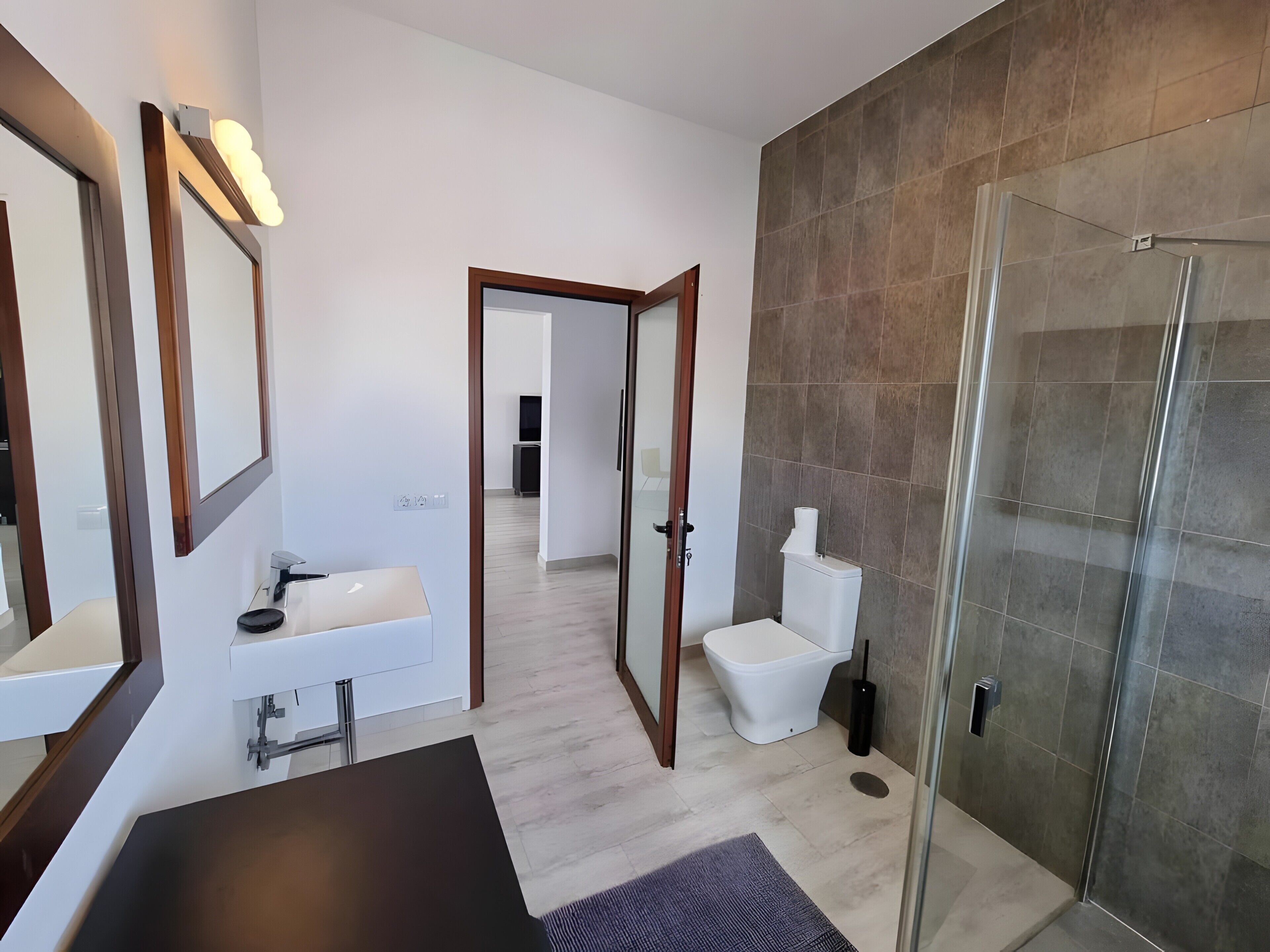 Een douche, een haardroger, handdoeken