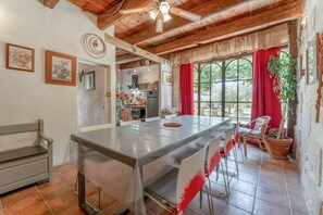 Dining - Holiday Home 'Mas Derrière Château' with Mountain View, Wi-Fi and Air Conditioning (Les Baux-de-Provence)
