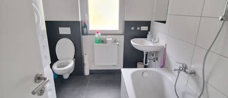 Serviettes fournies, savon, papier toilette