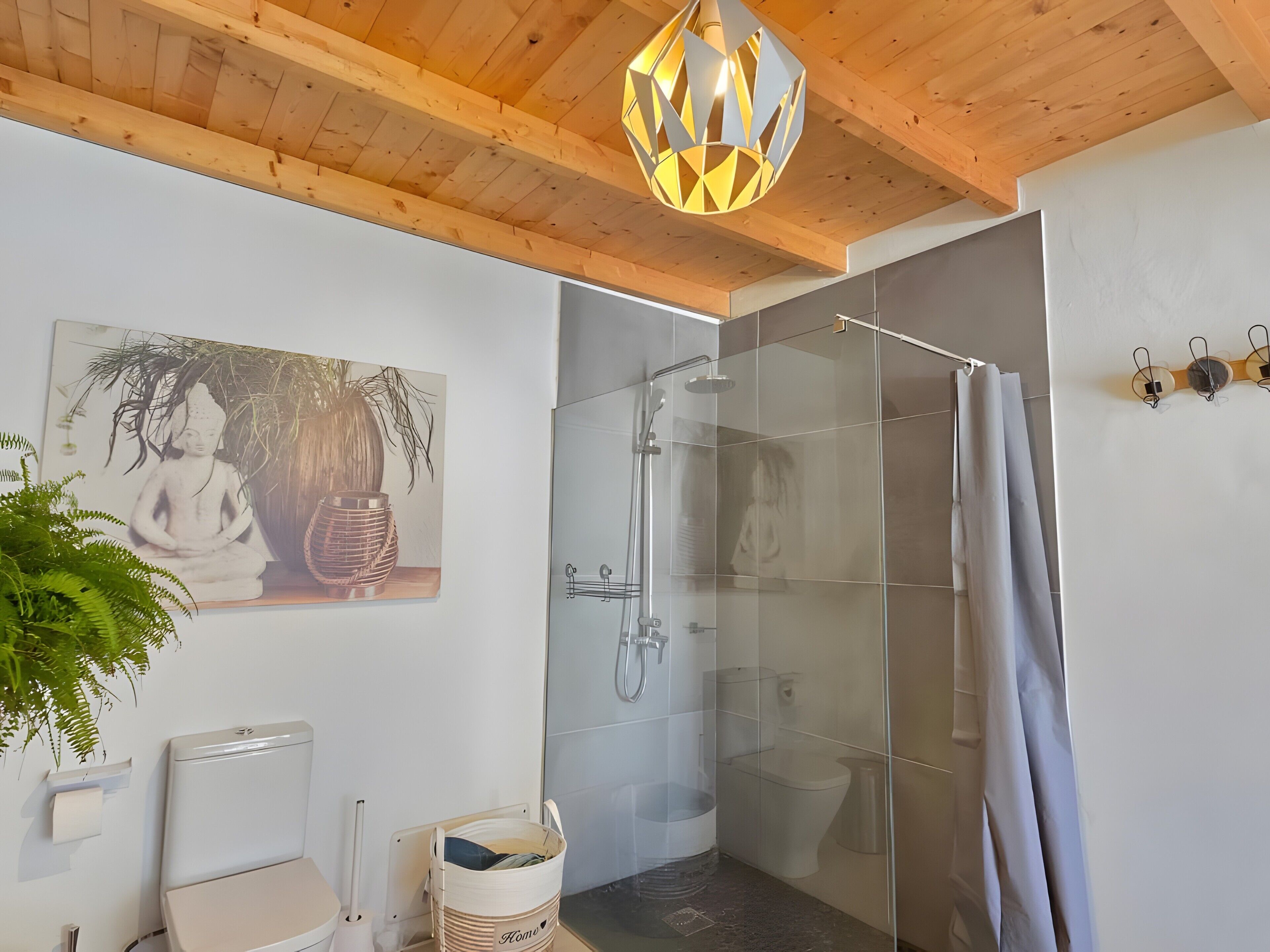Dusche, Haartrockner, Handtücher