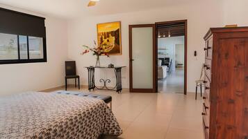 Tabla de planchar con plancha, wifi, ropa de cama