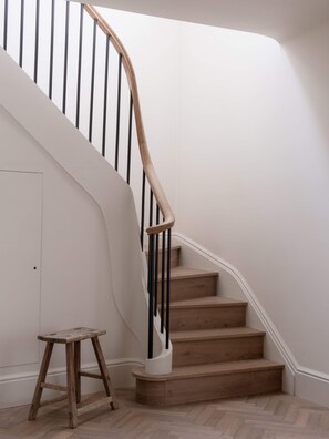 A staircase with wooden steps and black metal railings. - Period Townhouse - Garden Gym Playroom (London)