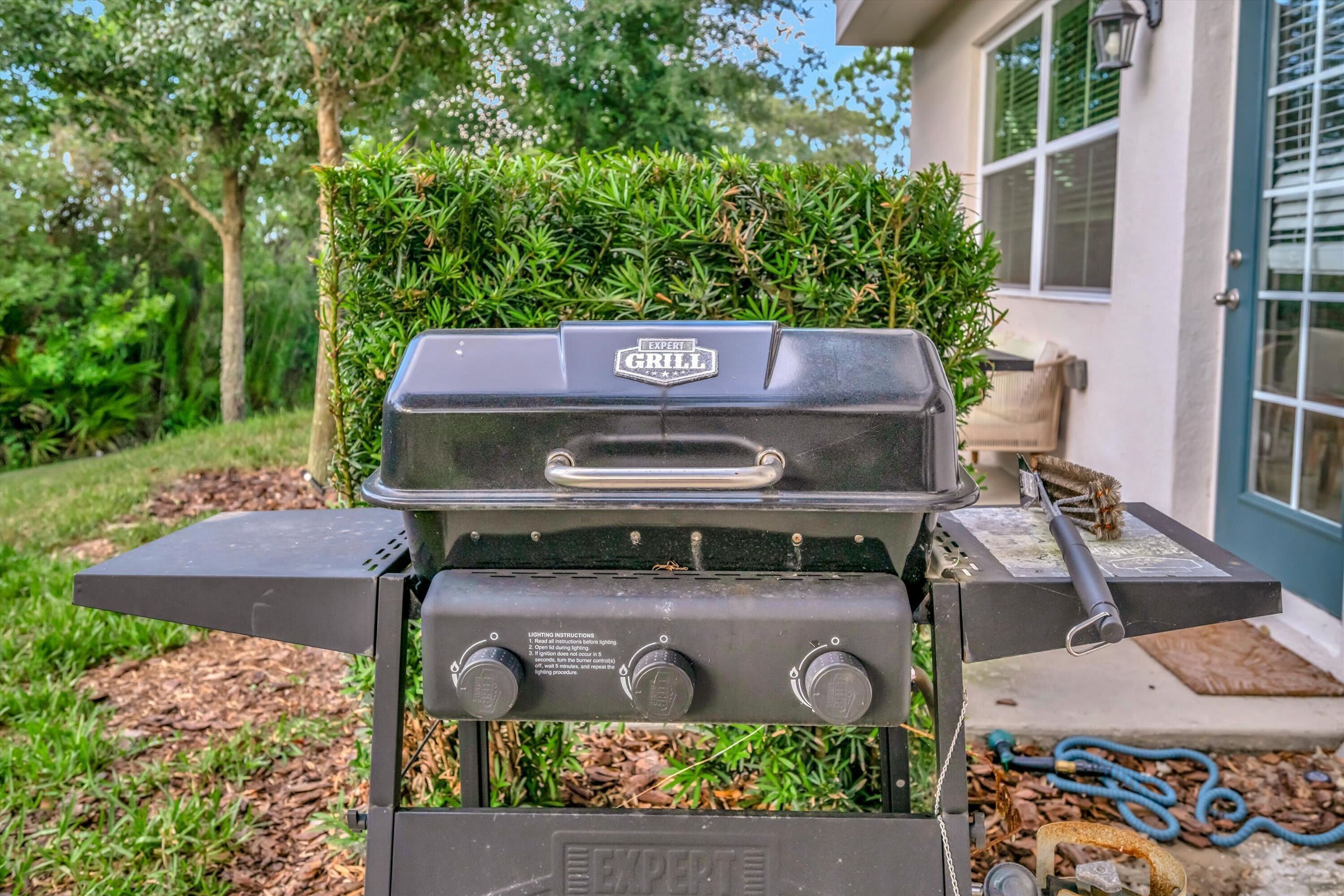 Un barbecue muni d’une poignée, de boutons de réglage et d’une étiquette.
