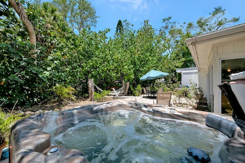 Coastal Home w Hot Tub Firepit and Music Lounge