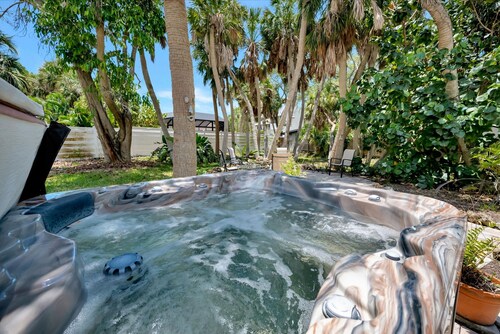 Coastal Home w Hot Tub Firepit and Music Lounge