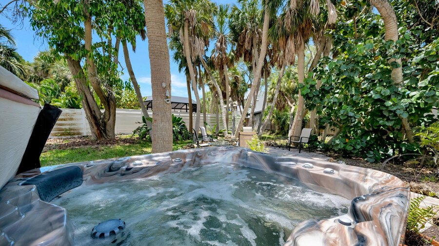 Coastal Home w Hot Tub Firepit and Music Lounge
