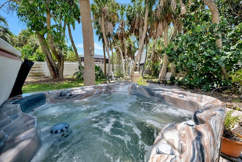 Coastal Home w Hot Tub Firepit and Music Lounge
