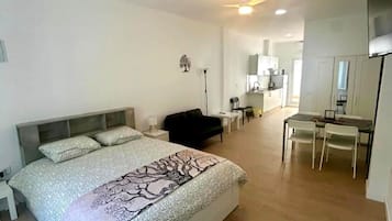 Een strijkplank/strijkijzer, gratis wifi, beddengoed