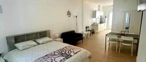 Iron/ironing board, free WiFi, bed sheets