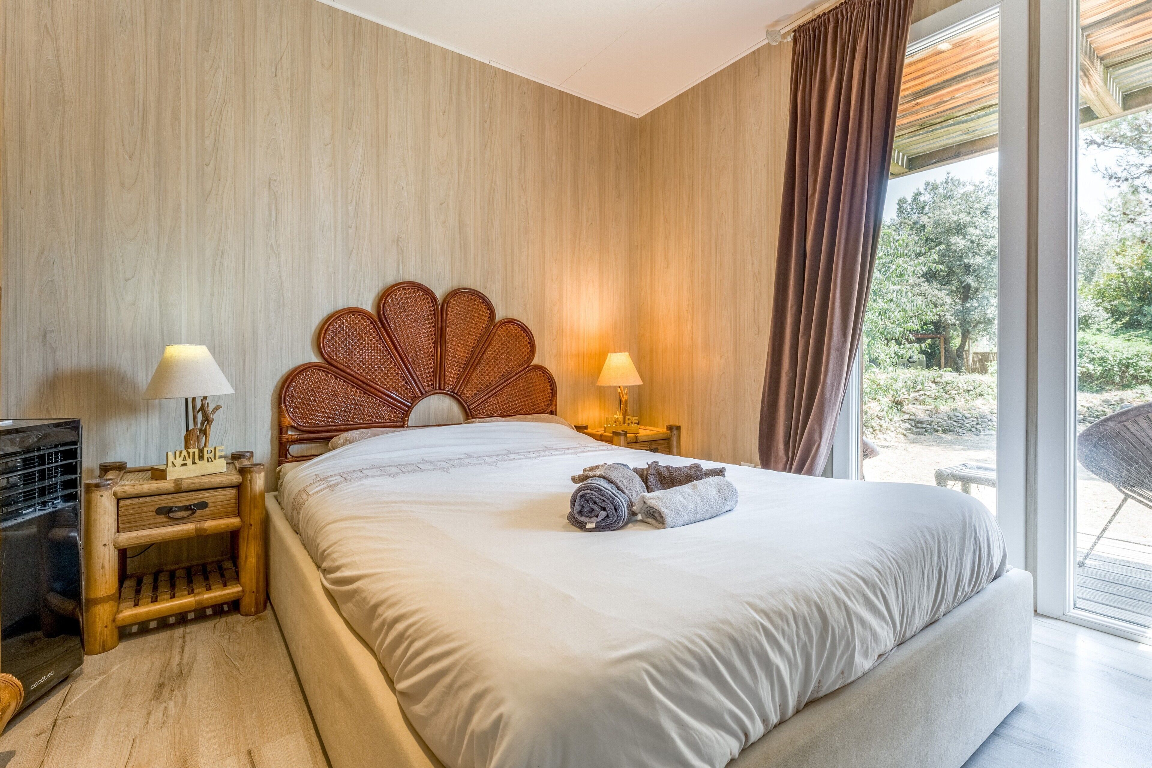 Iron/ironing board, bed sheets