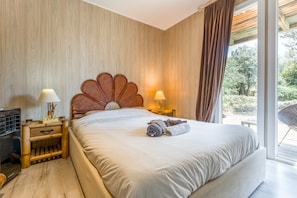 Iron/ironing board, bed sheets