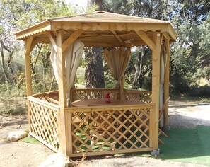 Outdoor dining - Le Bambou – Holiday Home Les Aubians in Nature near Bagnols-sur-Cèze (Bagnols-sur-Cèze)