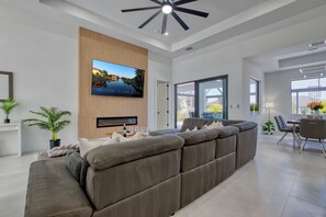 Smart TV, fireplace, offices, computer monitors - VILLA CHARMING CAPE CORAL – HEATED POOL | WATER VIEW | BOAT RENTAL + TOURS VOUCHER INCL. (Cape Coral)