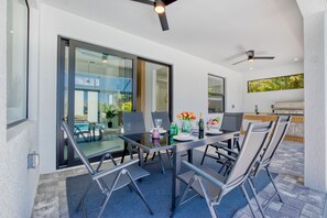 Outdoor dining - VILLA CHARMING CAPE CORAL  – HEATED POOL | WATER VIEW | BOAT RENTAL + TOURS VOUCHER INCL. (Cape Coral)