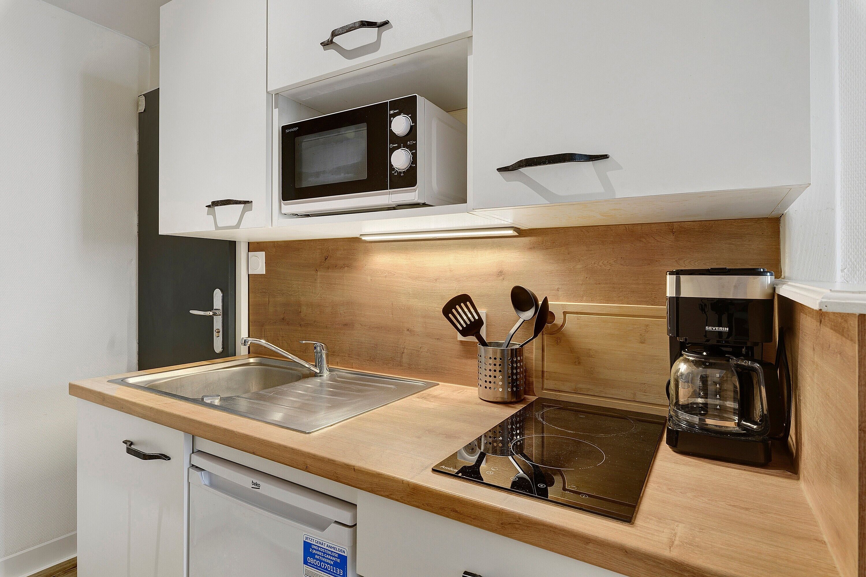 Wasserkocher mit Kaffee-/Teezubehör, Kühlschrank, Mikrowelle, Ofen