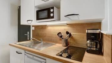 Wasserkocher mit Kaffee-/Teezubehör, Kühlschrank, Mikrowelle, Ofen