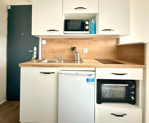 Réfrigérateur, micro-ondes, four, plaque de cuisson