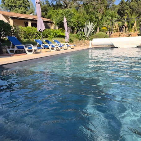 Piscine. Le cigalou - gîte les aubians